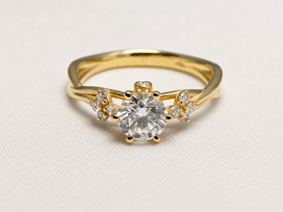 Anello in oro 18kt con diamante centrale — vista frontale, Preziose Follie Trieste