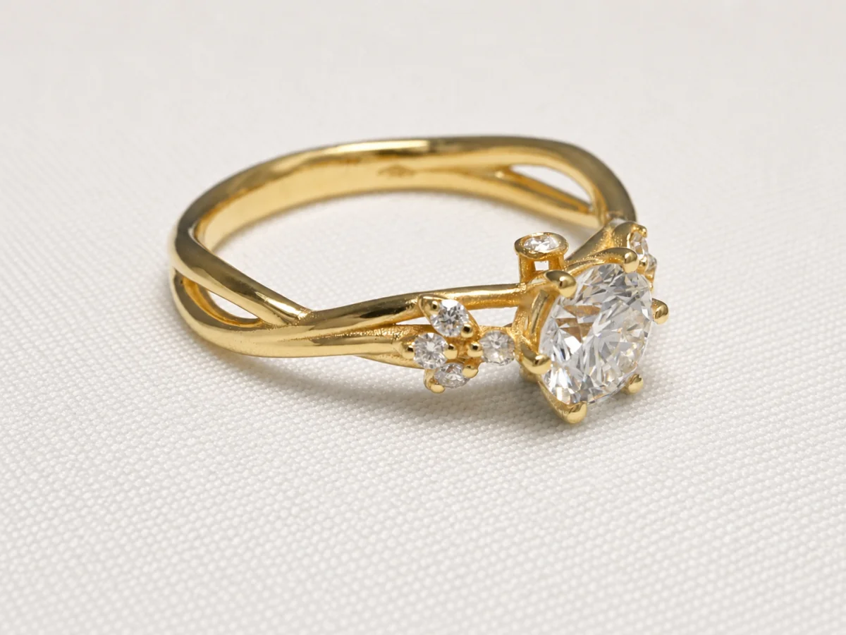 Anello in oro 18kt con diamante centrale — vista di profilo, Preziose Follie Trieste