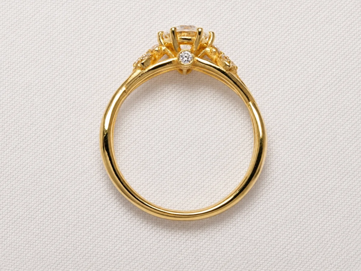 Anello in oro 18kt con diamante centrale — vista posteriore attraverso la fascia, Preziose Follie Trieste