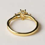 Adamas solitaire ring in 18kt yellow gold with central diamond — Atelier Preziose Follie Trieste