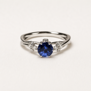 Anello Adamas in oro bianco 18kt con zaffiro blu e diamanti — vista frontale