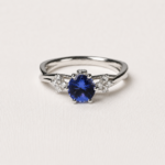 Adamas ring in 18kt white gold with sapphire and side diamonds