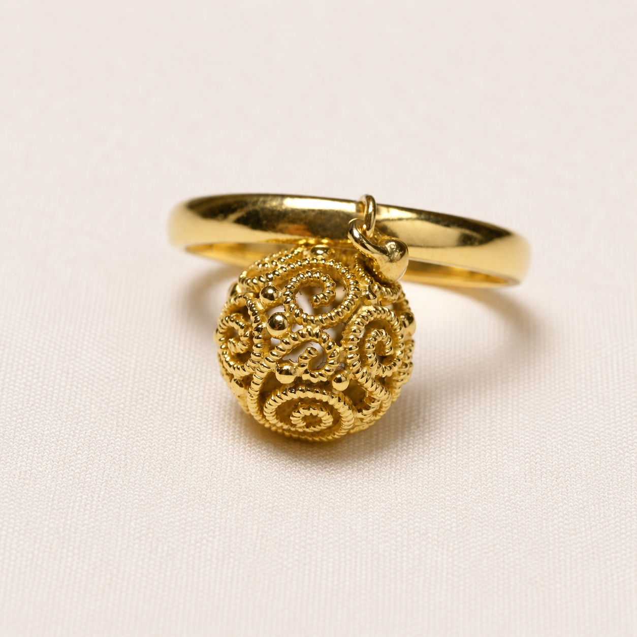 Anello vintage in oro giallo 18kt con sfera in filigrana — vista frontale