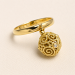 Anello con charm sfera filigrana — dettaglio della lavorazione orafa