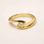 Solitario in oro giallo con diamante princess 0.56 ct — vista tre quarti
