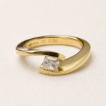 Anello tension setting con diamante taglio princess — dettaglio incastonatura