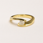 Solitario tension setting in oro 18kt — vista laterale