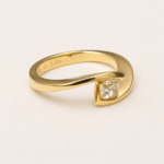 Anello con diamante princess incastonato a tensione — primo piano