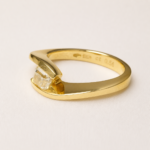 Solitario in oro giallo con gambo asimmetrico a spirale