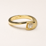 Anello tension setting in oro 18kt — vista interna del gambo