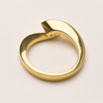 Solitario tension princess in oro giallo — dettaglio del profilo