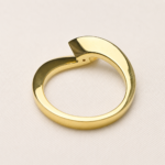 Anello in oro giallo 18kt con incastonatura tension — vista superiore