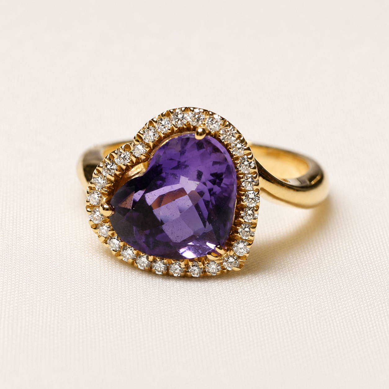 Anello vintage con ametista taglio cuore e halo di diamanti in oro giallo 18kt