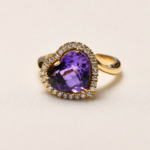 Ametista cuore viola contornata da pavé di diamanti — vista tre quarti