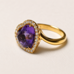 Anello in oro giallo 18kt con ametista cuore — primo piano dell'halo