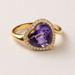 Anello vintage anni '80–'90 con ametista e diamanti — vista laterale