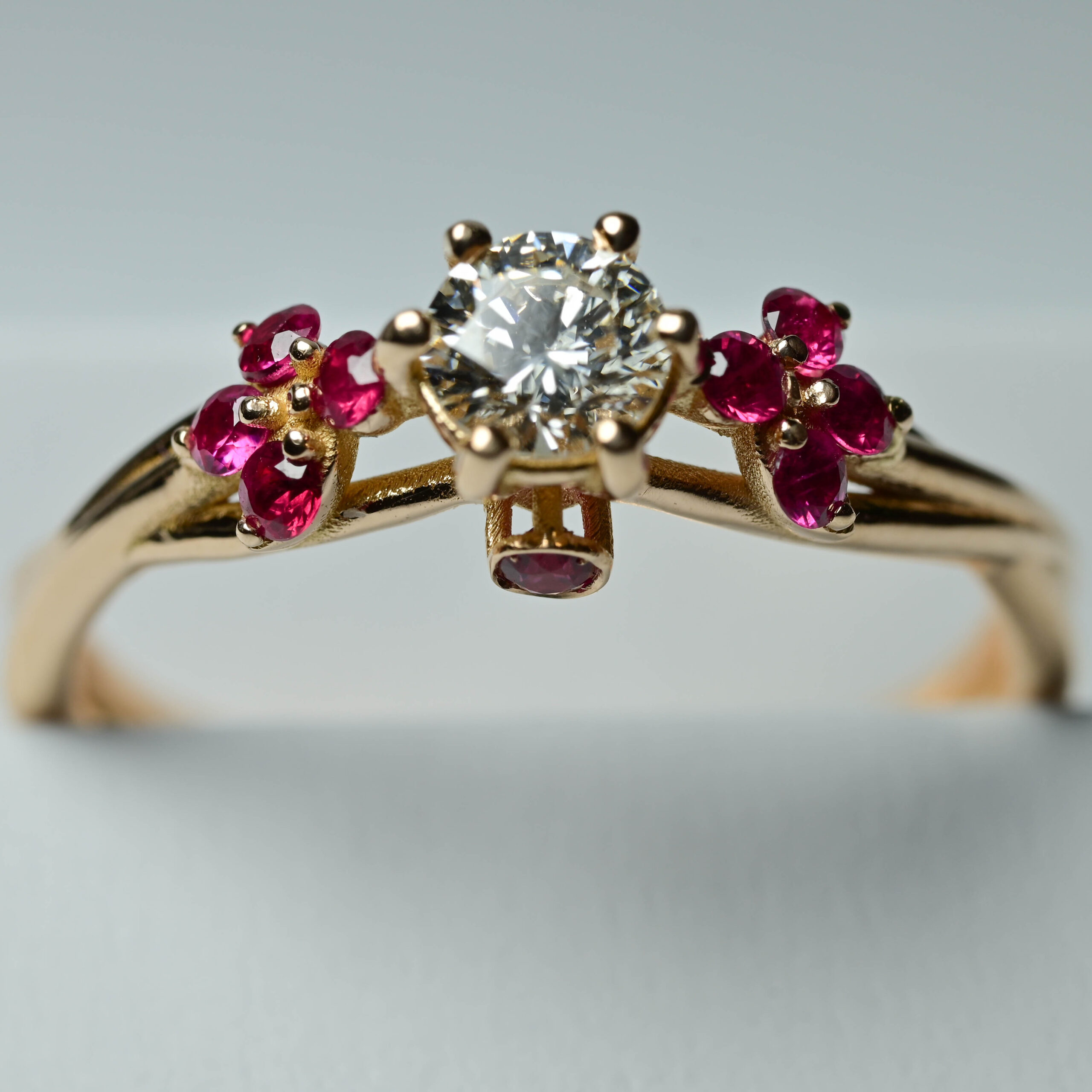 Anello con Diamante e rubini