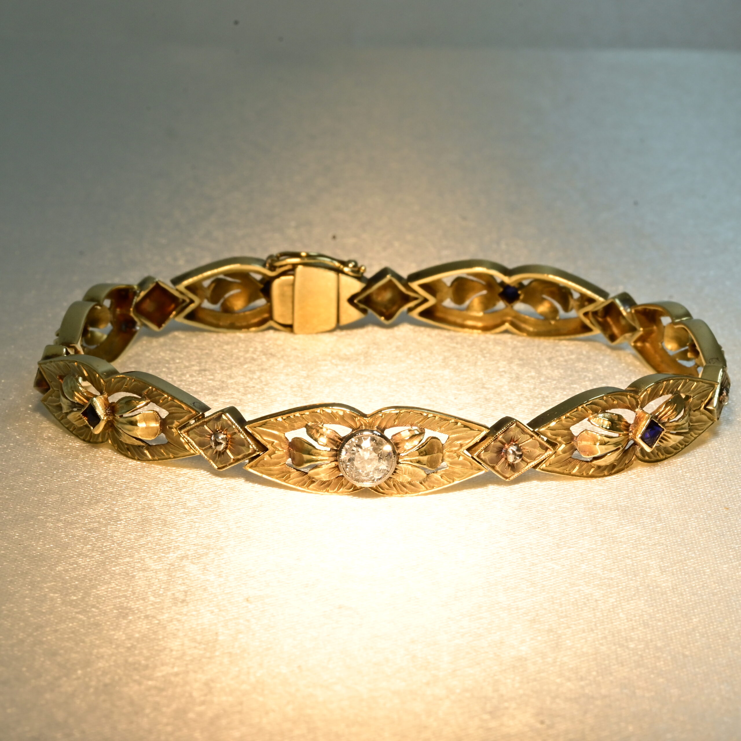 Bracciale a intaglio con diamante centrale